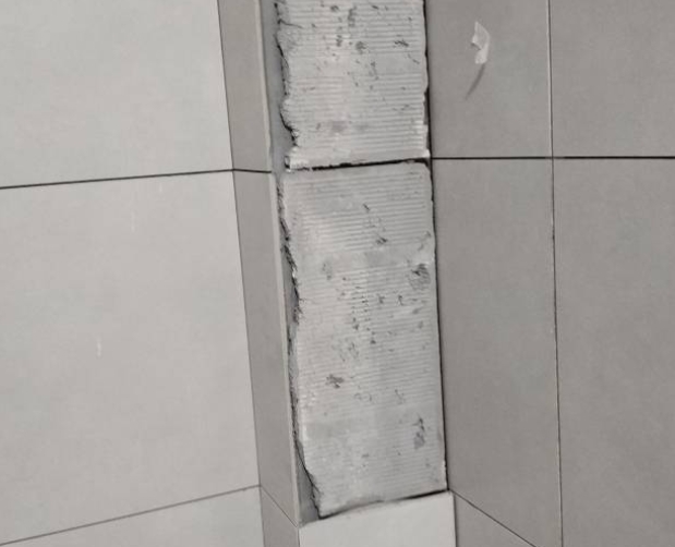雅安市瓷砖空鼓维修公司分享下瓷砖施工前基层浇水润湿程度不足，可能导致以下问题